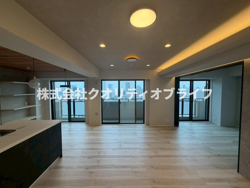 遮るもののない、すっきりとした素晴らしいパノラマ眺望が広がる特等席。日常の喧騒から離れて、お天気の良い日は美しい空を眺めながらホッと一息つける、開放感が良いプライベート空間です