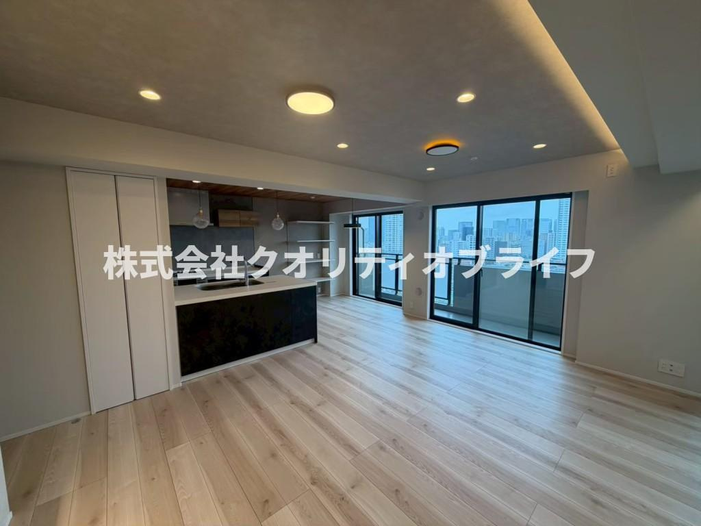 南向きの窓から心地よい自然光がたっぷり差し込むバルコニー。お天気の良い日はお洗濯物や布団もフカフカにカラッと乾き、毎日を気持ちよく、健やかに過ごせる明るい空間です。