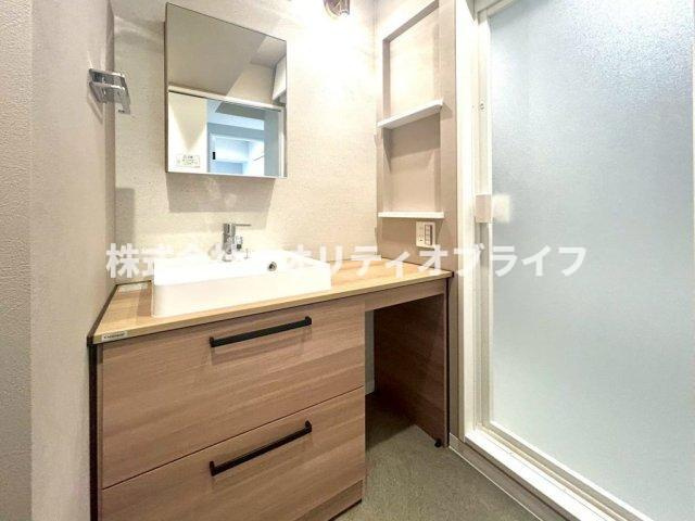 洗練されたモダンなデザインの新品に交換された洗面化粧台。ピカピカで清潔感あふれる水回りで、毎日の朝の身支度や帰宅時の手洗いの時間が、より快適で気持ちの良いものに変わります。