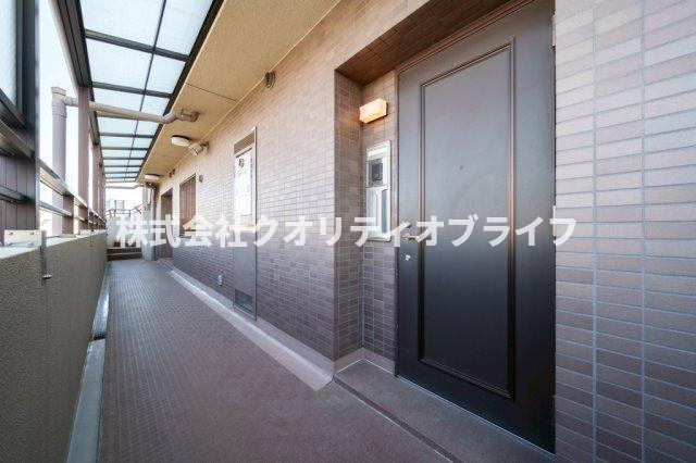 綺麗に保たれている共用部から見た玄関