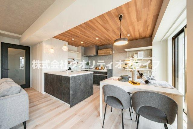 ナチュラルな木目が美しい、足触りの良いフローリング仕様のリビング。どんなテイストの家具やインテリアにも合わせやすく、日々のお掃除やお手入れがしやすいのも嬉しいポイントです。