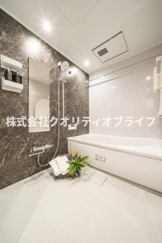 1日の疲れをゆったりと癒せる、クリーンで心地よいバスルーム。お気に入りの入浴剤を入れて、贅沢なリラックスタイムを過ごせる空間です。毎日のバスタイムが楽しみになるような、開放感のある設計です。