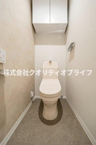衛生的で年中快適に使用できる温水洗浄便座付きのトイレ空間。便座をいつでも清潔に保てるだけでなく、お掃除がしやすい形状になっており、日々のちょっとしたお手入れのストレスを大幅に軽減してくれます。