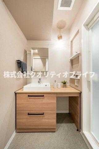 朝の身支度がスムーズにできる便利な三面鏡付きの洗面化粧台。鏡の裏はすべて収納スペースになっており、散らかりがちな洗面まわりの小物を隠してスッキリと片付けることができます。