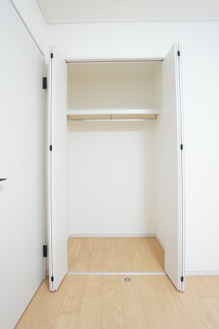 高さのあるクローゼット付きで大切なお洋服やお荷物の置き場も困らない♪