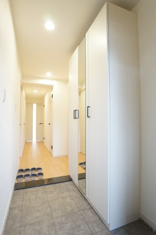 玄関♪全身鏡付きシューズボックスでお出かけ前に身だしなみチェックが出来ます♪