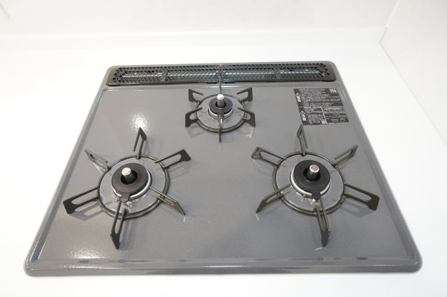 3口ガスコンロ採用。三つ同時のお料理で忙しい毎日の時短になります。お子様が誤って着火する事を防ぐロックボタンも有り、安心です。