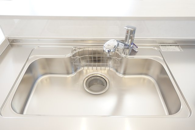 広々としたシンクで食器や調理器具等の洗い物が楽にできます。水栓は浄水器付きです。簡単においしいお水を使用することが出来ます。カートリッジの交換も簡易です。シャワーホースタイプでお掃除も簡単に行えます