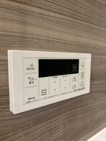 給湯器も交換済みです。自動湯張り、追い炊き機能付きです。浴室、リビング（キッチン）の2か所で操作する事が可能です。