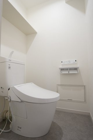 【新品】トイレ本体、温水洗浄便座交換済み♪壁付けリモコンタイプでお掃除らくらく♪