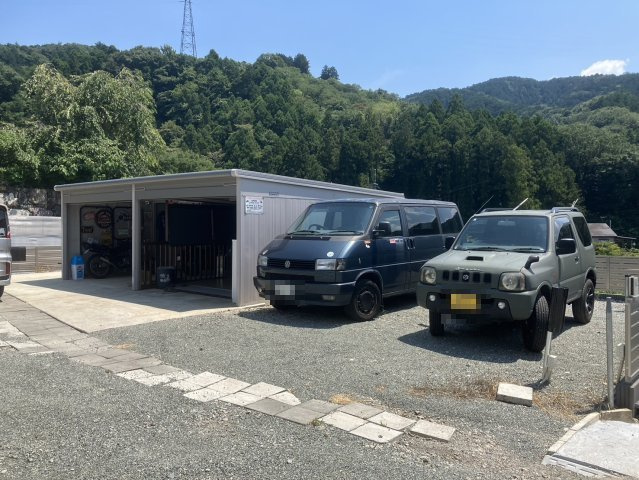 土地購入を検討されている場合、境界杭がない状態で購入してしまうと境界確定測量をする必要があり、費用がかかります。購入の前に、売主、隣土地所有者立ち合いのもと境界を確定し境界杭を設置するのがベストです。