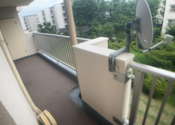 バルコニーは、室外の専用スペースのうち、「屋根がなく開放された空間」であるものを指します。ベランダより広いタイプのものが多く、日当たりもよいため家庭菜園などを楽しみたい人にとって適した環境となります。