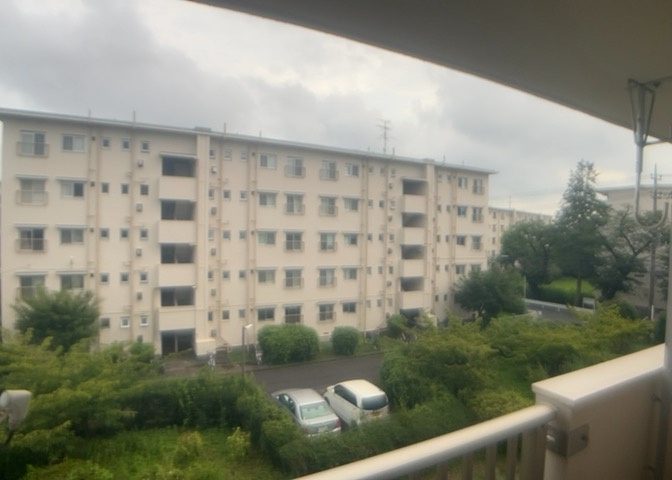 眺望の良さを楽しめるダイニングキッチンで家族団らんの時間を過ごしてはいかがでしょうか。バルコニーから見える景色を家族で眺める時間は、時間が経つのを忘れてしまいそうですね。是非、現地を見に行きましょう！