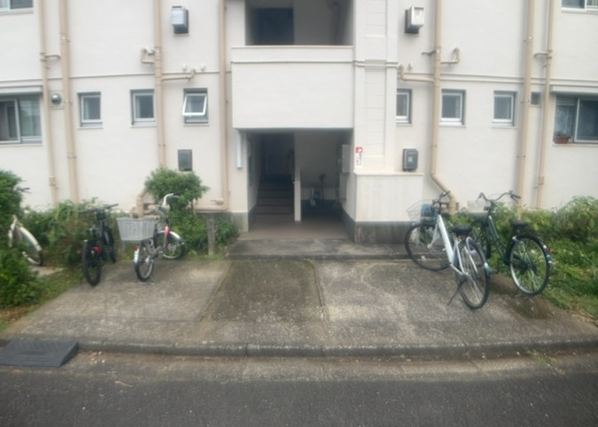マンションのエントランスには、もともと風よけや防犯の役割がありますが、マンションによって宅配ボックスなどの設備が備わっている所もあります。日々の生活をイメージしながら生活しやすさをチェックしましょう。