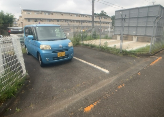 車一台あたりに必要なスペースは、標準サイズの普通自動車で横幅2m50cm、長さ5mは必要になります。ただし、乗降のことも考慮して横幅3m30cm、長さ5m50cmほどは確保できるところを選びましょう。