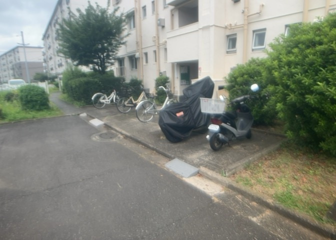 マンションの駐輪場は、事前に空きがあるか確認を取ると安心です。せっかく入居したのに駐輪スペースがない！なんてことになったら大変ですよね。そこで、内見時や購入前にはまず事前に確認しておくと良いでしょう。