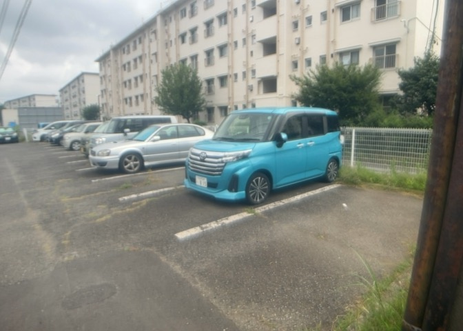 駐車場と明記されていても、最小スペースでつくられた駐車場だと大型車は駐車できなかったり、出入りしにくくなったりする可能性があります。お車のサイズと購入したい物件の駐車場のサイズを現地で確認しましょう。
