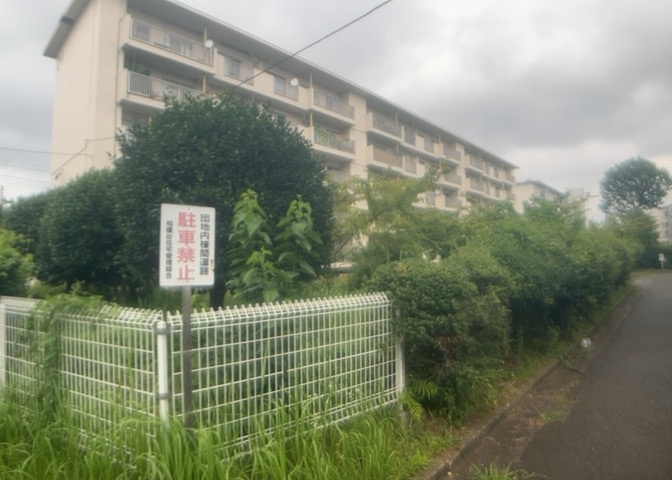 物件によっては、入居者が個人的に使用できる専用庭がついているものもあります。また、住宅の中にある土間の部分を庭と呼ぶこともあります。庭の用途は住む人によって変わり、それによってデザインもさまざまです。
