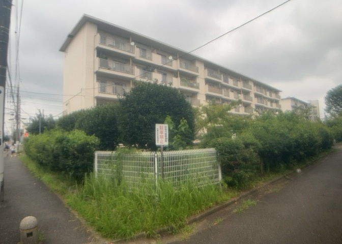 中庭（パティオ）とは、一つの建築物の内部に設けられた、壁などで囲われている庭のことを指します。コの字型、ロの字型が主流ですが、L字型の中庭もあります。最近では、インテリア性の高さからも人気があります。
