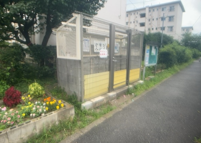 共有部分は、住民なら誰もが使える設備のこと。例えば駐車場やエレベーター、インターネット設備、セキュリティ設備などがあります。他にも、マンションの廊下・外部階段やエントランス・ゴミ置き場などがあります。