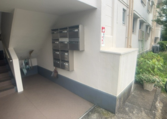 エントランス付近に設置されている集合ポストは、住んでいる部屋と離れているため、ポストをあさるなど誰かに何かされていても被害に気づきにくいです。入居する時には他人に特定されにくい番号で鍵をかけましょう！