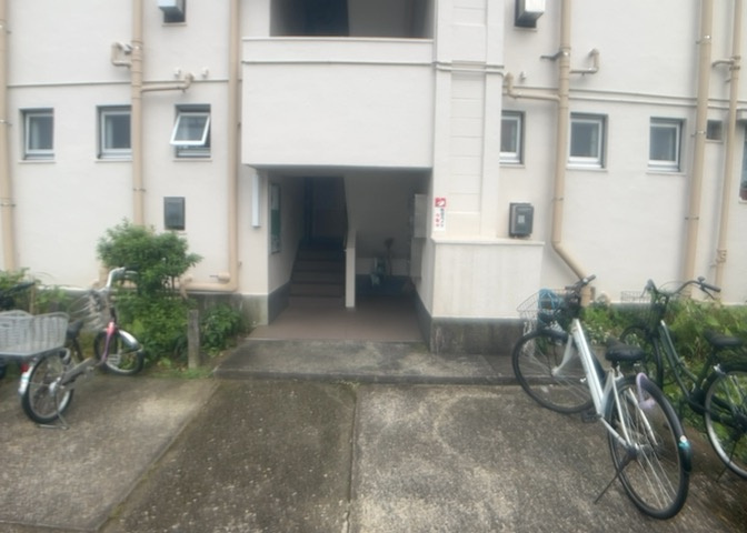 受付はマンションコンシェルジュがいる場合もあれば、管理人が滞在する小部屋を総称して呼ぶことがあります。主にエントランスに設置されていることから、防犯面でも期待ができます。防犯設備がない場合はより安心！
