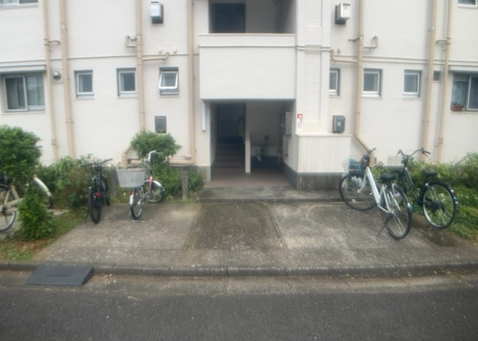 ロビーというと、エントランスと何がちがうの？と思いますよね。実はロビーとエントランスには明確な決まりはありません。物件によっては、エントランスを入って広がるある程度の広さのある空間がロビーとなります。