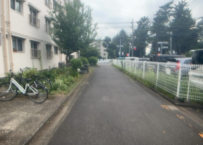 共有部分は、住民なら誰もが使える設備のこと。例えば駐車場やエレベーター、インターネット設備、セキュリティ設備などがあります。他にも、マンションの廊下・外部階段やエントランス・ゴミ置き場などがあります。