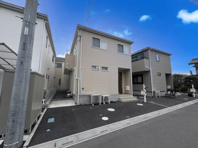 広々約19.7帖のリビング・キッチン・洗面・浴室がまとまった水回り動線で、家事の移動もスムーズです！宅配ボックス・EV車充電コンセントあり！