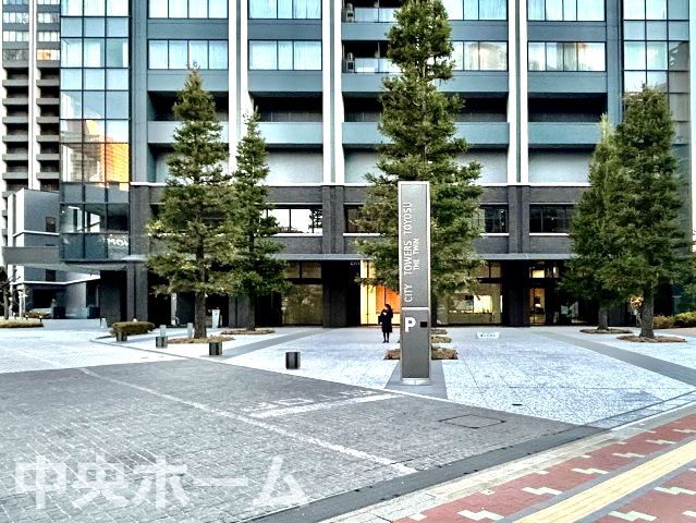 【エントランス】マンションのエントランスは、その物件の印象を決める、顔とも言える場所です。毎日通る場所ですからきれいなのが一番です。