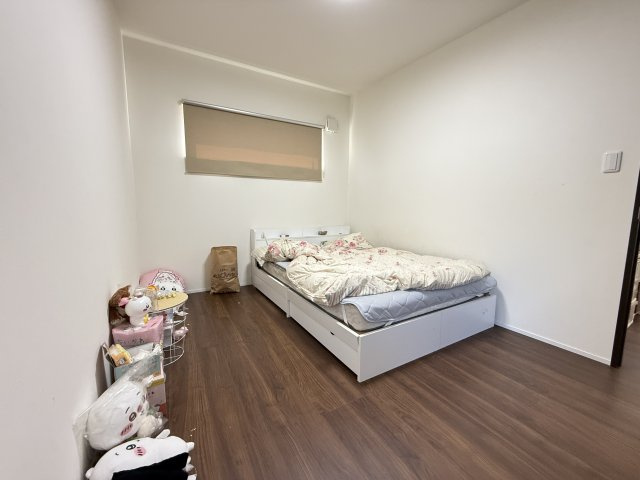 6帖の洋室はシンプルで使いやすい間取りが魅力です。温かみのあるフローリングが落ち着いた雰囲気を演出し子供部屋として最適。ベッドを配置しても余裕のある広さがあり学習スペースや遊び場としても活用可能です。