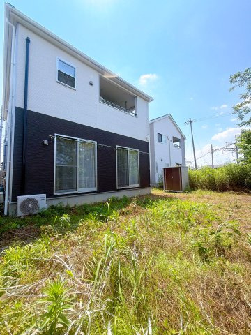 お庭になります♪ガーデニングや家庭菜園、お子様の遊び場としてご活用いただけます♪