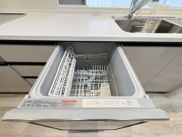 ビルトインタイプの食器洗浄乾燥機を備えています。食後の食器洗いにかかる手間を軽減でき、家事時間の短縮につながる便利な設備。キッチン本体にすっきり収まっているため作業スペースを圧迫しにくいのもポイント。