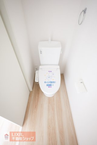 【トイレ】現地完成写真。温水洗浄暖房便座付き。小窓がついており採光と換気ができるようになっています。2階にもトイレがございます。