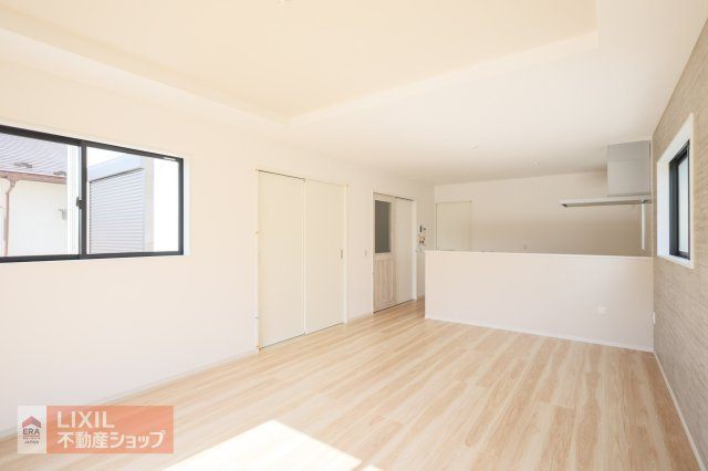 【リビングダイニング】家族団らんの空間は大きい窓で明るく風通しの良い快適な空間となっています。