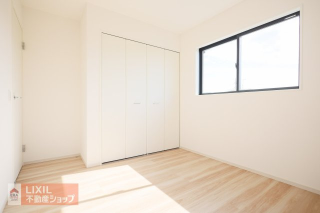 【子供部屋】2階5.2帖の洋室は子供部屋にいかがでしょうか。収納も付いており衣類や学用品もスッキリ片づけられます。