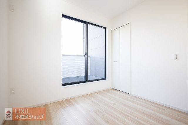 【寝室】2階4.5帖の寝室。ダブルベッドも置けるのでご夫婦の寝室にピッタリです。バルコニーにもそのまま出れるので布団干しも楽々です。