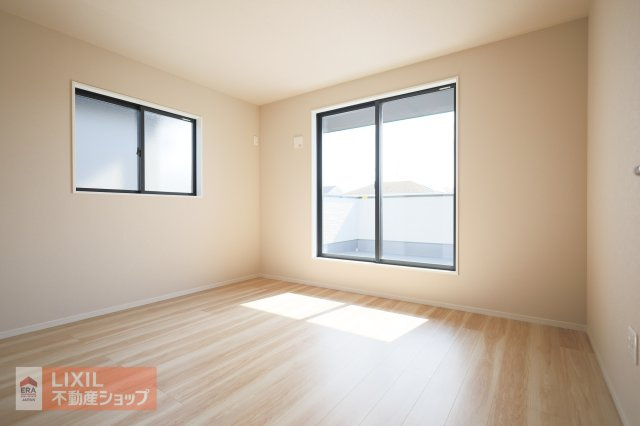【洋室】2階9帖の洋室は南向きで日当たり、風通しもよく心地よい自分だけの空間に。バルコニーへ直接行けます。