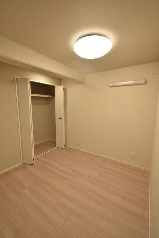 約4.5帖の洋室です。収納が設置されており、お子さんのお部屋やお仕事部屋として、ちょうど良いサイズ感です。