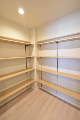 キッチン横のパントリーです♪