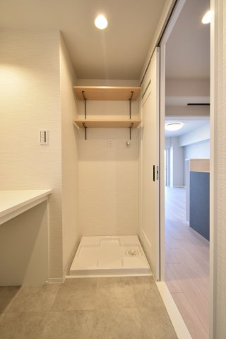 洗濯パン上部には可動棚を設置しております♪