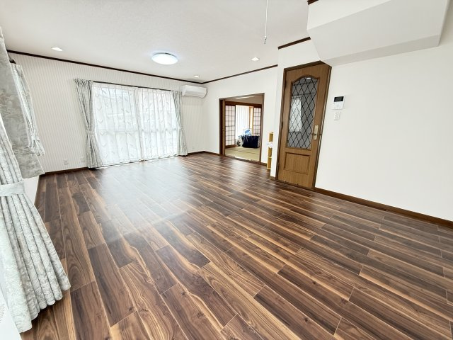 約20帖の広々としたLDKは、大きな窓から自然光がたっぷり差し込む明るい空間です。ダイニングとリビングをゆったりレイアウトできご家族が自然と集まる心地よい住まいを演出。開放感と居住性を兼ね備えた空間。