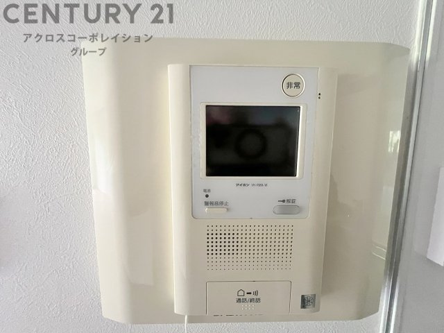 訪問者が来たときにテレビ画面で確認できるため、安心してドアを開けられます。録画機能があるものもあり、留守中に来訪者を記録しておくことができます。利便性が高く、セキュリティ面でも安心です。　