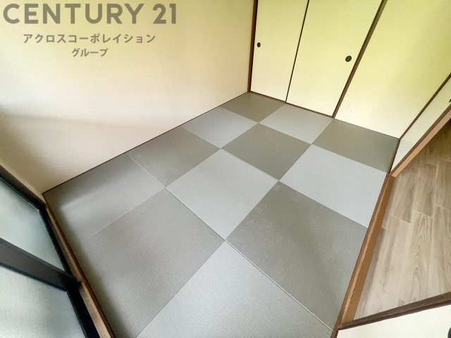 リビング横の和室スペースはリビングと続きで利用してもデザイン性のとれる洋風和室になります。やっぱり一室は欲しい和室は客間や小さなお子様の寝かせ付けなどにも便利です。　