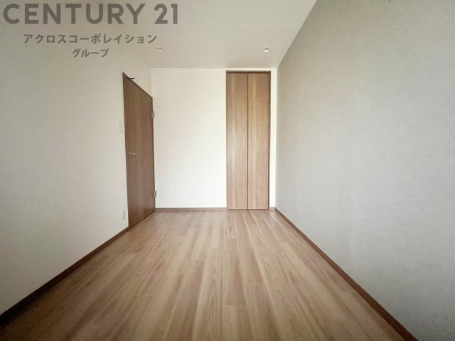 明るい色合いのフローリングとクロスを使用した洋室は家具やインテリアとも調和しやすく空間が広く感じられ開放感を生み出します。自然光を効果的に反射し、室内を明るく保つため、日中の照明使用を抑えられます。　
