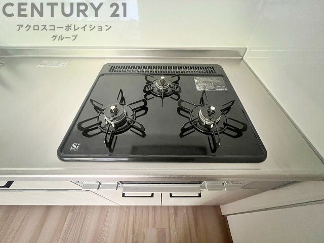 多数の調理器具を同時に使用でき、料理の効率化が可能。省エネで節約になり、様々な料理スタイルに適応できます。また、火力調整が独立しており、手入れや掃除もしやすく、今よりもっとお料理が楽しくなるかも。　