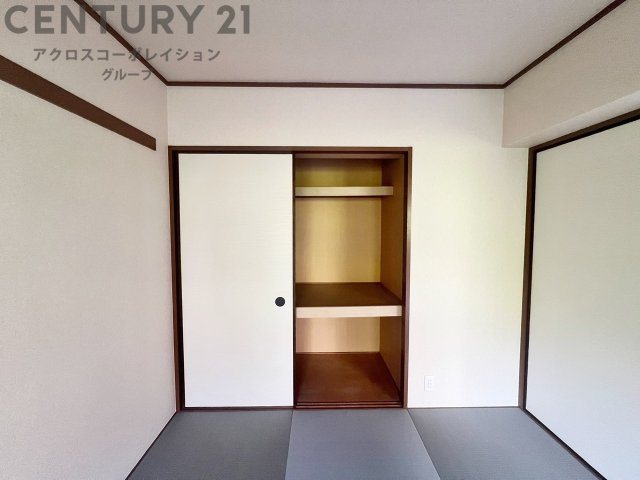 押入れは季節の衣類、寝具などを収納できます。伝統的な美しさと実用性が融合し、収納物を保護する調湿・換気効果があります。使い方によっては書類や小物なども効果的に整理でき空間を有効活用できます。　