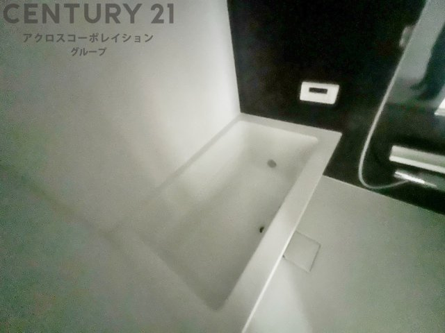 ユニットバスは省スペースでありながら、シンプルな設計と使いやすさを備え、簡便なメンテナンスが可能です。またミラー・小物置き場もあり便利です。　