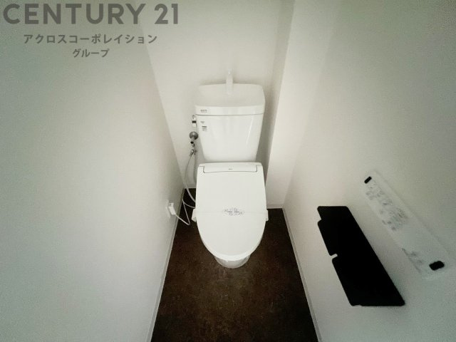 温水洗浄便座付トイレは温水洗浄機能により、暖かい水でおしりを洗浄することができ、冷たい水を使う従来の便座に比べ、温水洗浄機能で暖かいトイレを提供し、快適な使用を可能にします。　