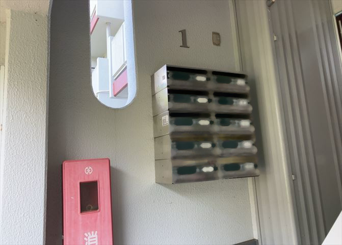エントランス付近に設置されている集合ポストは、住んでいる部屋と離れているため、ポストをあさるなど誰かに何かされていても被害に気づきにくいです。入居する時には他人に特定されにくい番号で鍵をかけましょう！